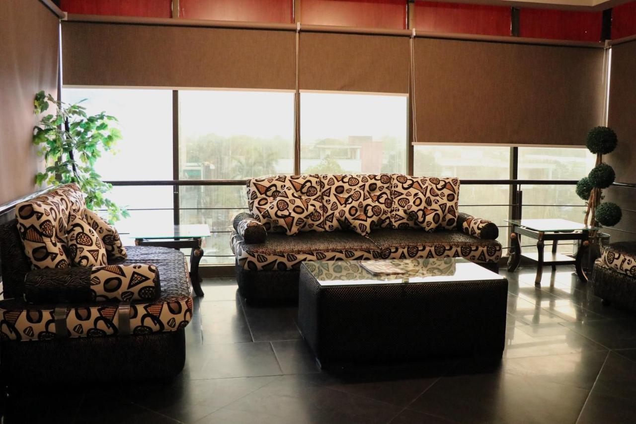 Hilton Suites Lahore Exteriör bild