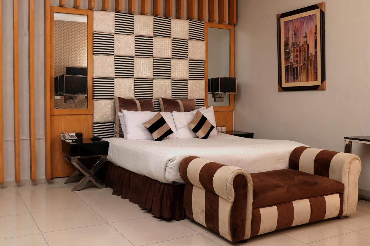 Hilton Suites Lahore Exteriör bild